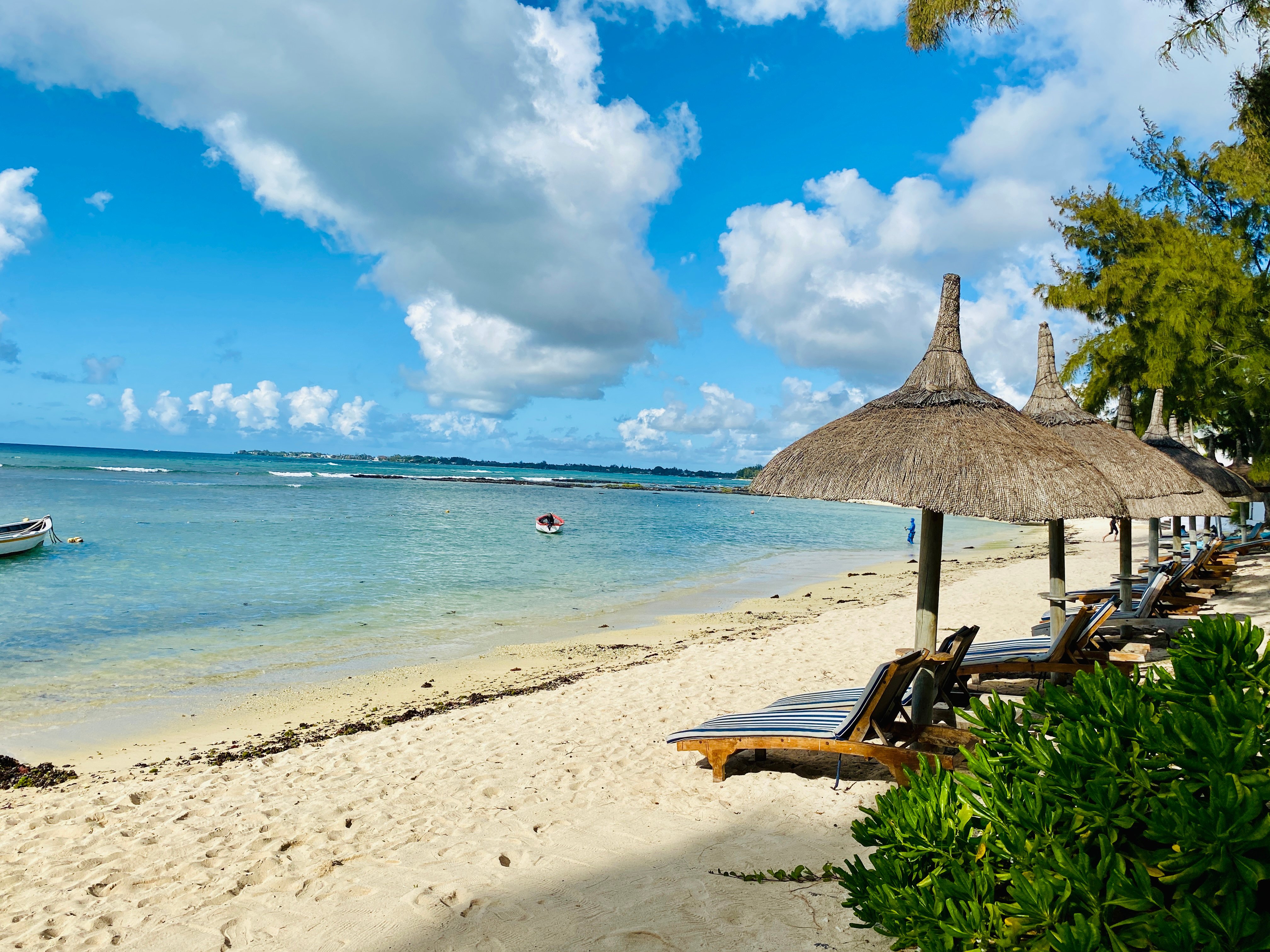 �� Only 2–3 minutes' walk from the beach!