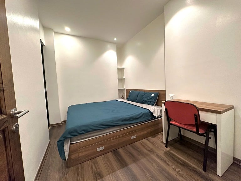 Nice, bright 1 – bedroom apartment with balcony in Hoang Hoa Tham street, Ba Dinh district for rent