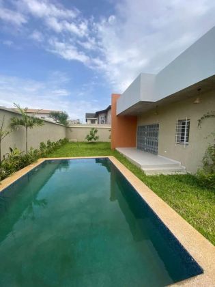 Villa basse avec piscine en location grand bassam 