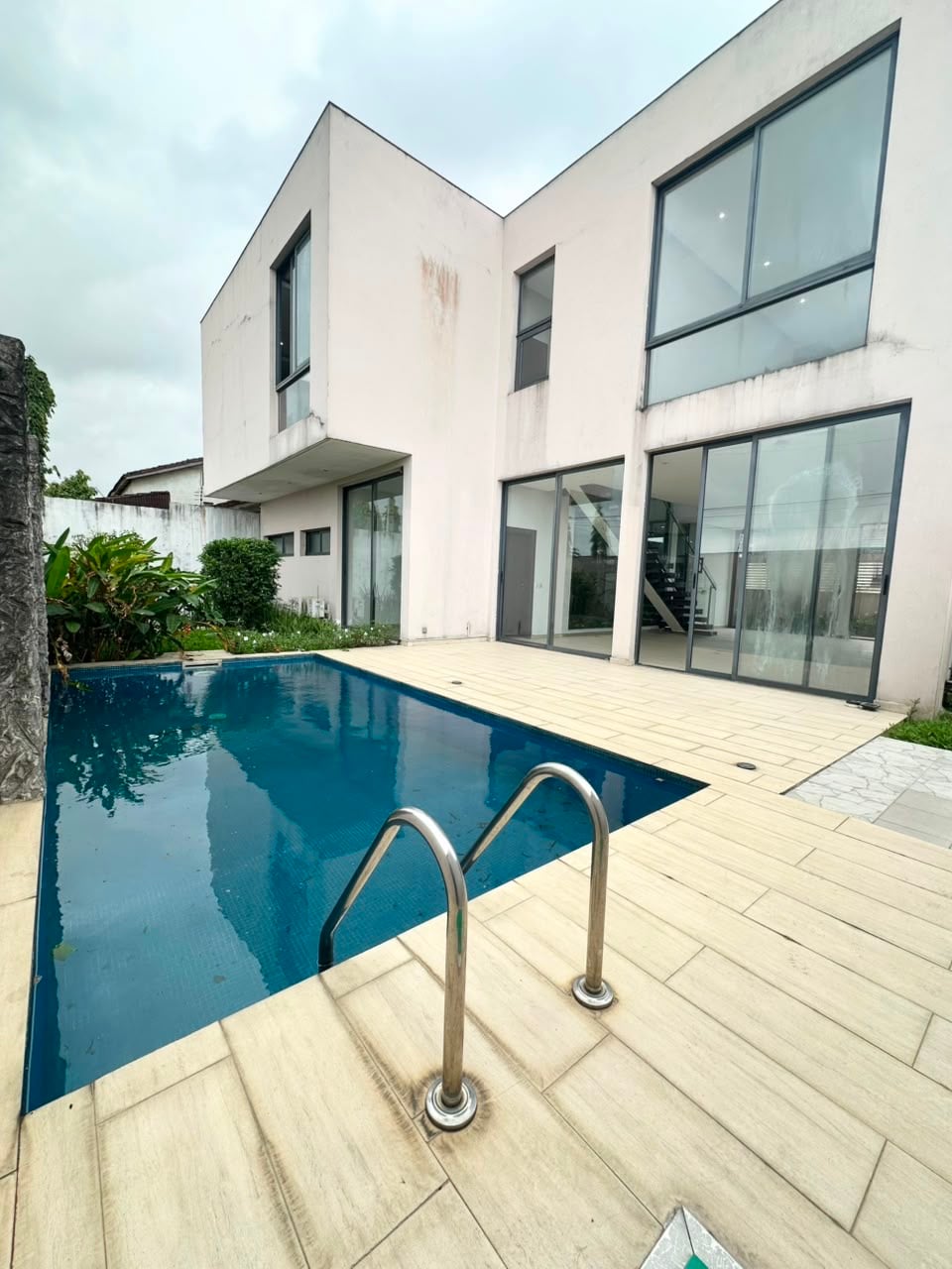 Riviera 3, vicino alle scuole francesi, una splendida casa di 5 locali con giardino, piscina, ufficio e zona giorno indipendente. 