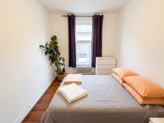 Bright 100m² Apartment at Görlitzer Park (10-Day Sublet)