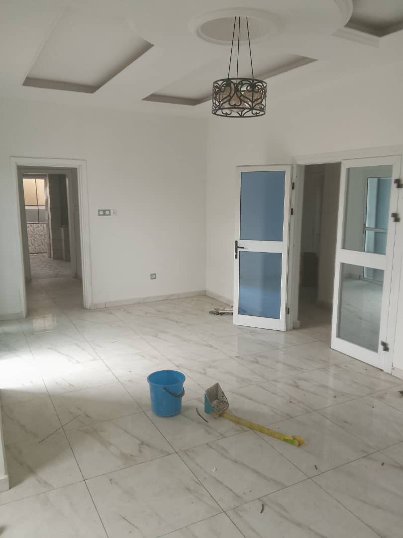 BEL APPARTEMENT DE TROIS CHAMBRES À LOUER À KOTTO