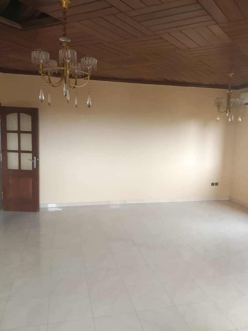 APPARTEMENT DE TROIS CHAMBRES À LOUER À KOTTO