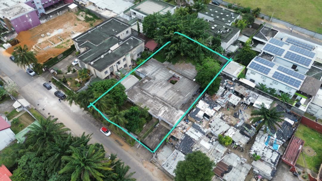 Se vende villa de una sola planta, construida sobre un terreno de 1200 m2 en Cocody Centre, cerca de Mermoz.
