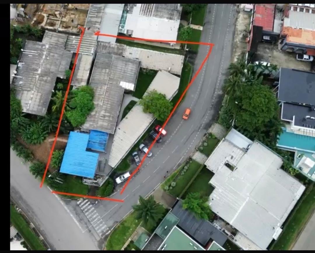 Se vende un terreno plano de 1200 m² en Cocody Danga.  