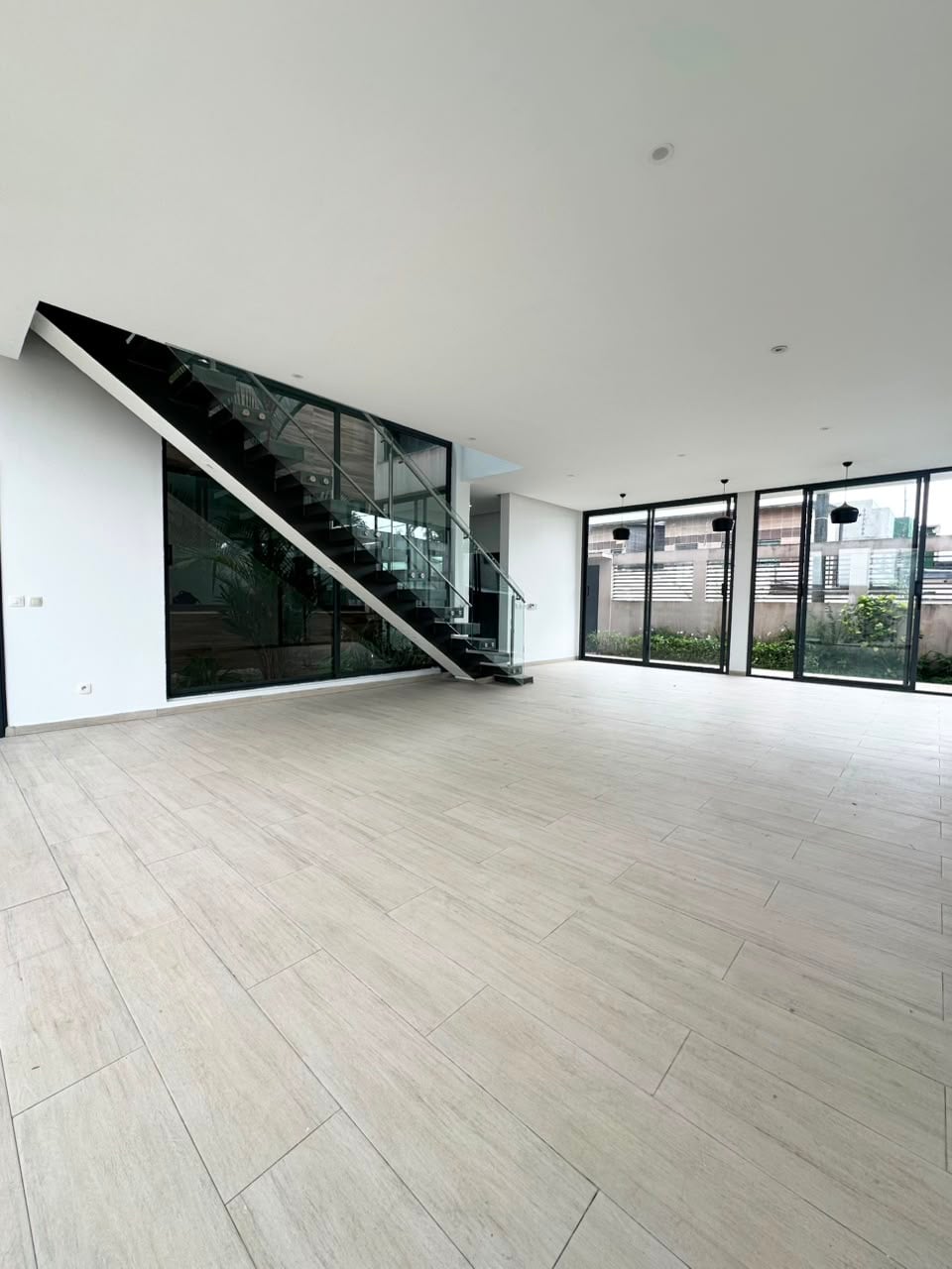 Riviera 4, vicino a scuole internazionali, è disponibile una splendida casa di 6 locali. 