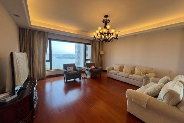 Jinji Lake view apt with 3 bedrooms next to Suzhou Center mall close to ...