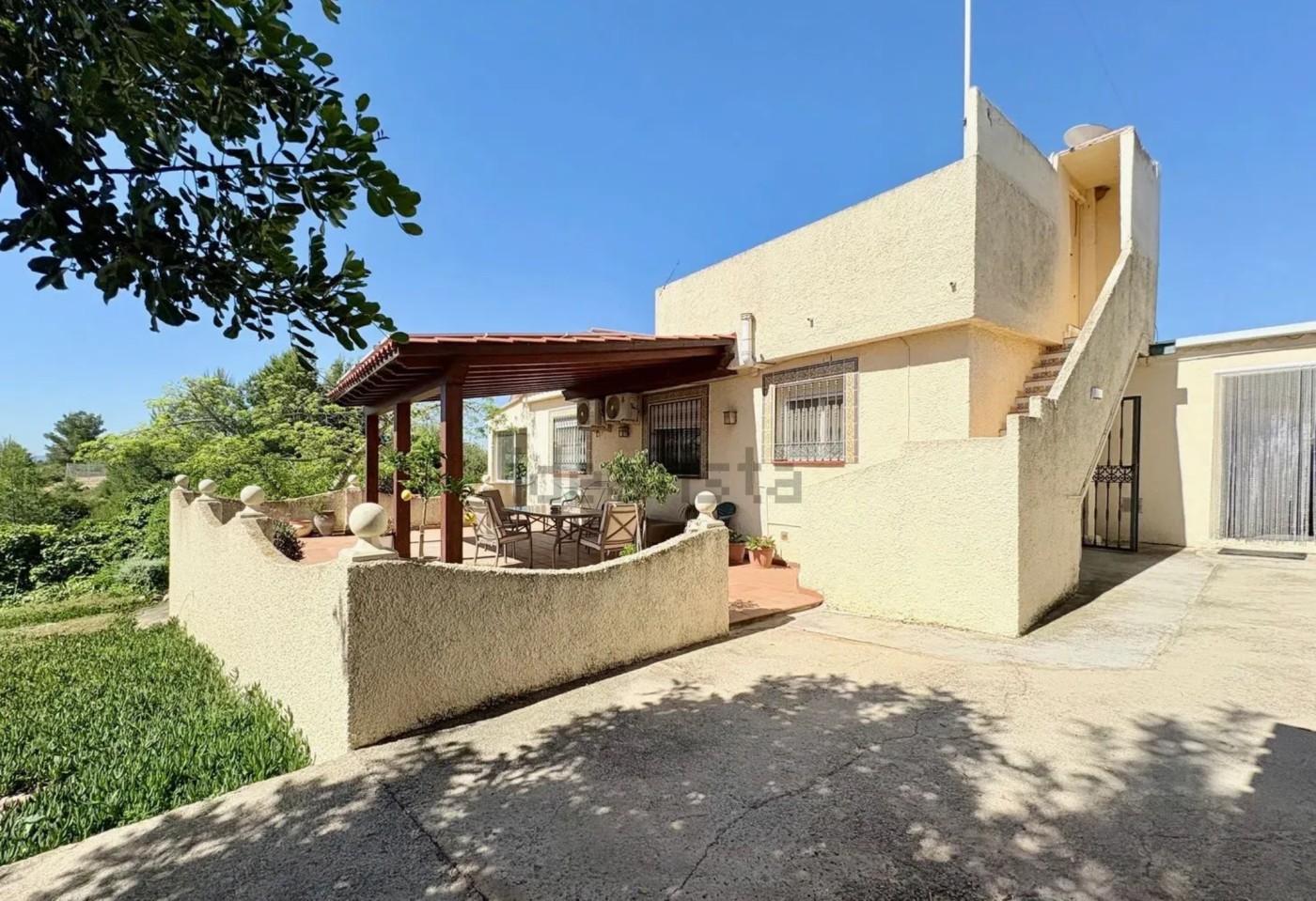 Country house near Valencia with 13,000 m², swimming pool, solar energy and two independent plots