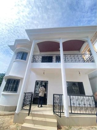 Duplex en vente au Quartier Bastos 