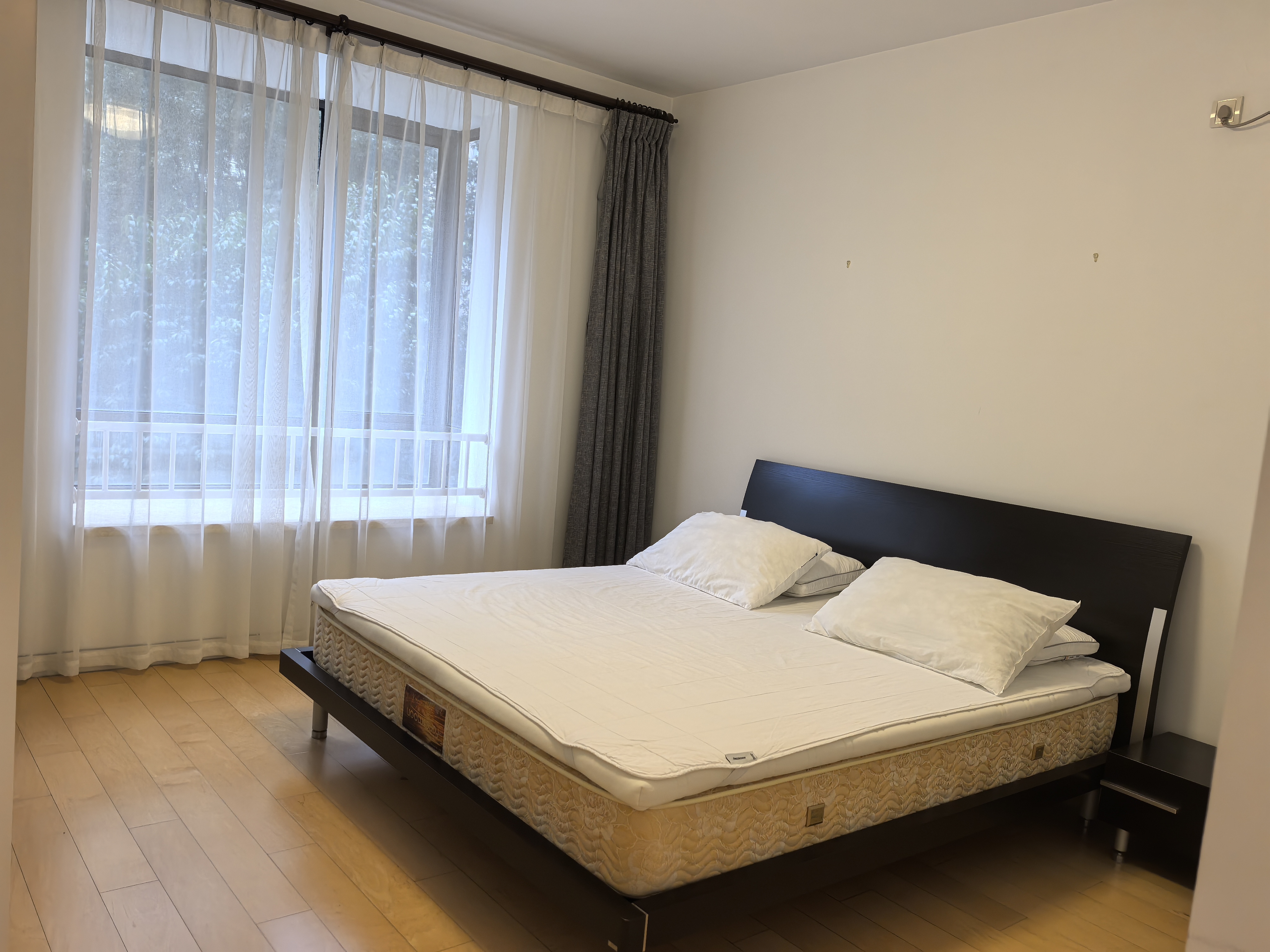 Well maintained apt with 3 rooms next to Expo center