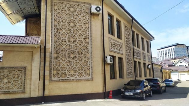 Great 4 bedrooms and 4 bathrooms house with indoor pool in the city center.