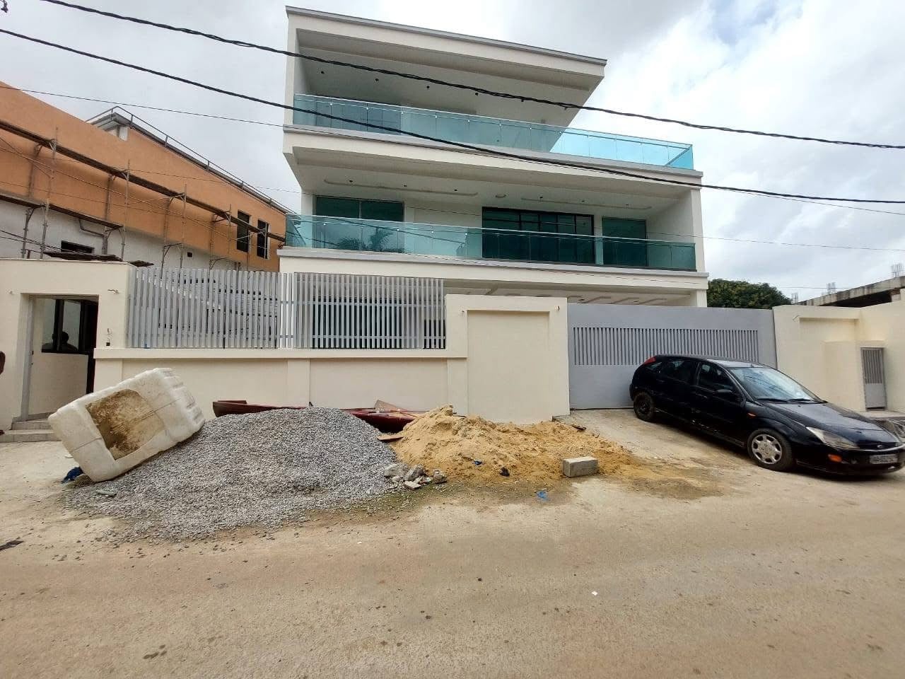 À vente une villa duplex à cocody Riviera 4