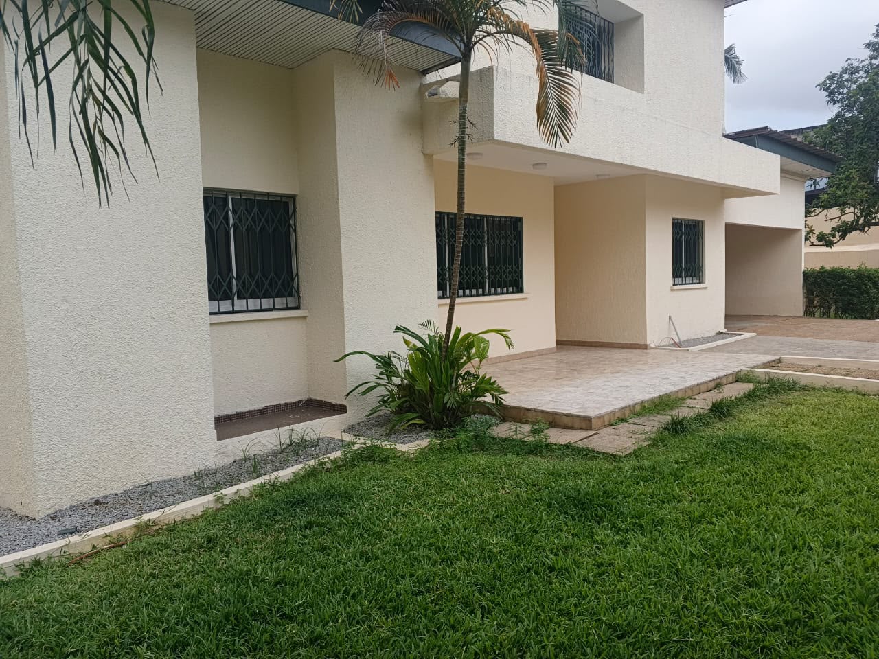 À LOUER BELLE VILLA 9 PIÈCES AU VALLON DERRIÈRE AMBASSADE DU GHANA