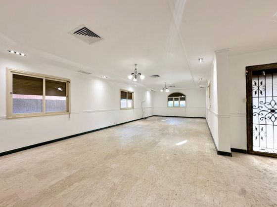 Four bedroom floor with private entrance for rent in Jabriya
