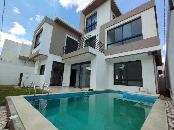 IVANDRY GRANDES VILLA MODERNES T6&T7 SEMI-MEUBLEE AVEC PISCINE – ...