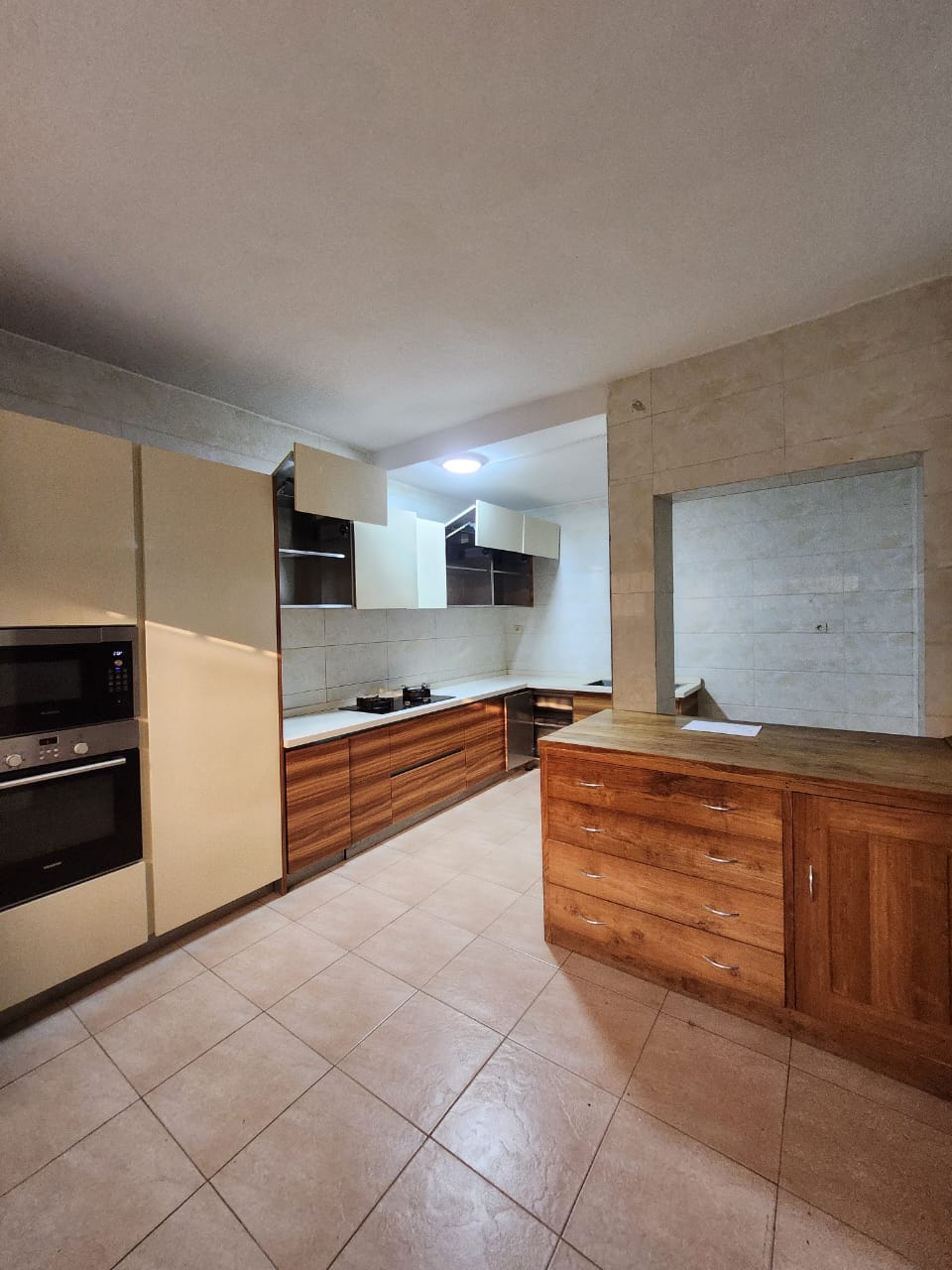 LUXURY 6-BEDROOM VILLA IN TOKOIN HOSPITAL (LOMÉ)