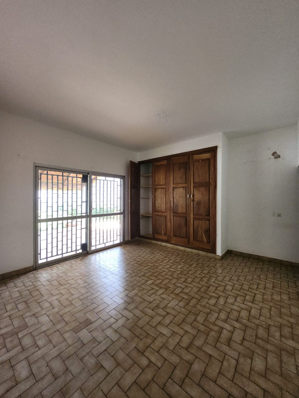 A 4-BEDROOM VILLA ON 1,200 M² IN HEDZRANAWOE AIRPORT