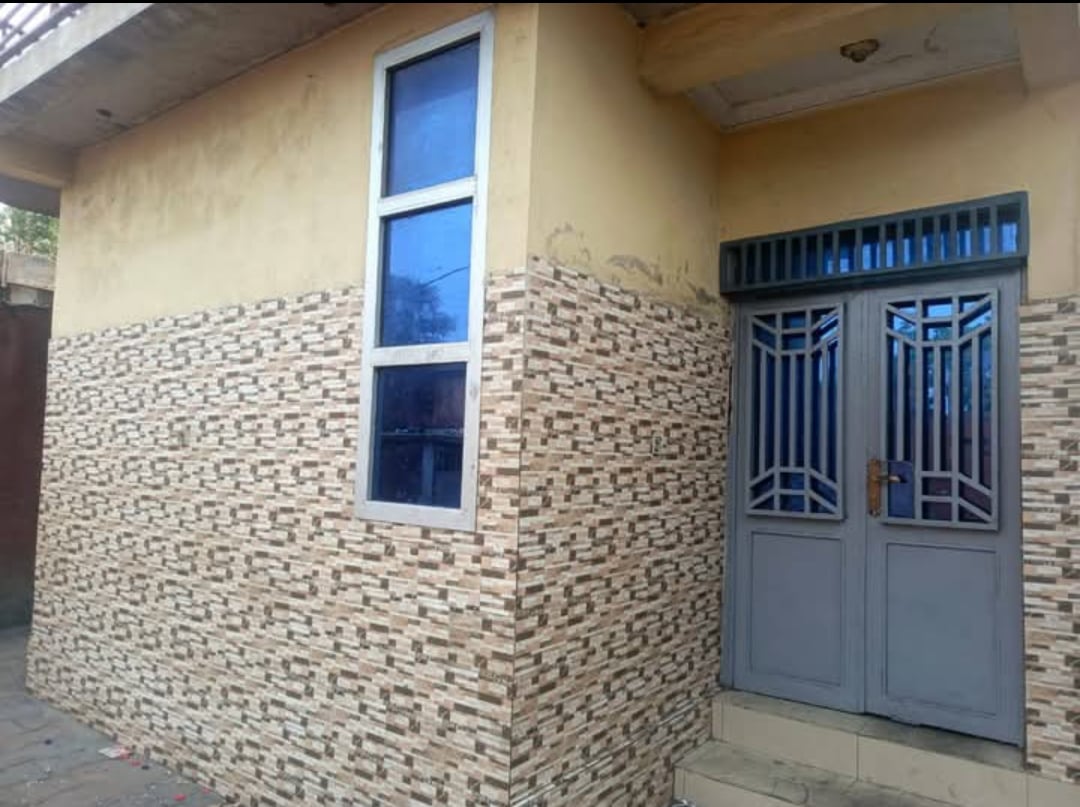 TERRENO CON UN EDIFICIO DE 4 APARTAMENTOS EN ALQUILER EN VENTA EN N'DJILI - Q13