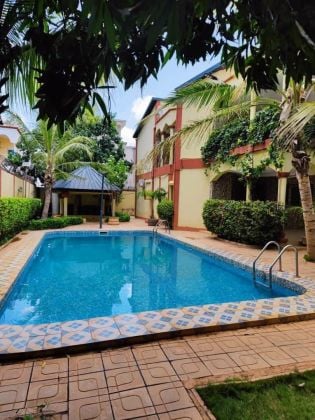 belle villa duplex de 08 pièces + piscine en location Ouaga 2000