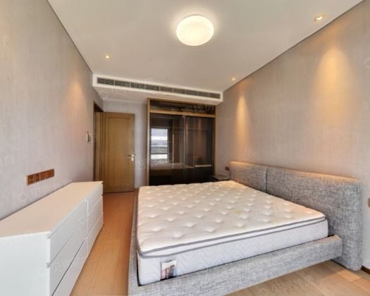 Simple flat with 2 rooms next to Times square