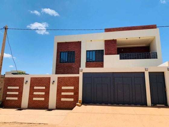 Villa R+1 duplex 7 pieces a ouaga2000  5 chambres, 2 salon, jardin, ...