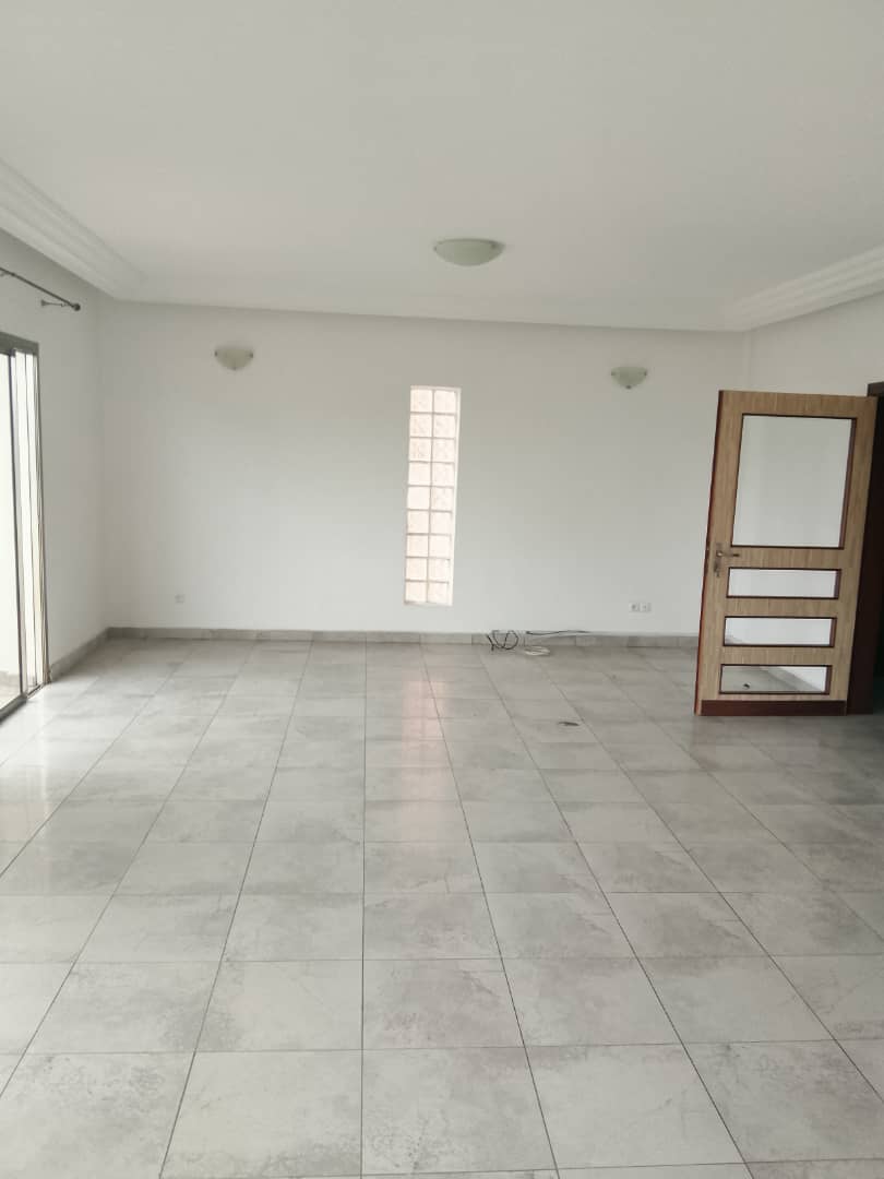 APPARTEMENT DE HAUT STANDING DE TROIS CHAMBRES À LOUER À BONAMOUSSADI 