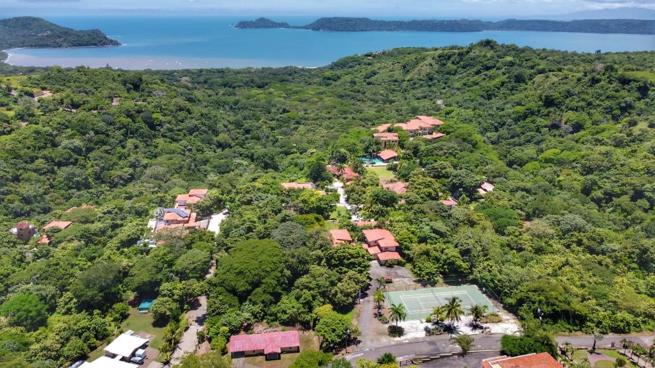 Vues panoramiques sur l'océan et les montagnes – Deux maisons – Piscine – Puits privé – Excellent potentiel de revenus locatifs 