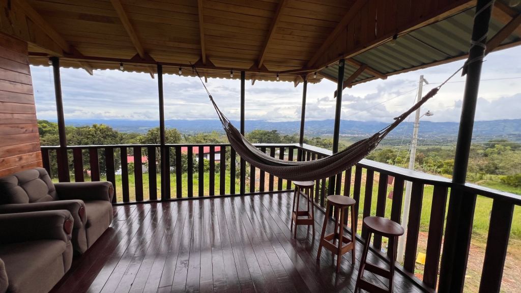 FOR SALE: MOUNTAIN CABIN IN MIRAVALLES, PEREZ ZELEDON: PANORAMIC VIEWS & HIGH AIRBNB POTENTIAL