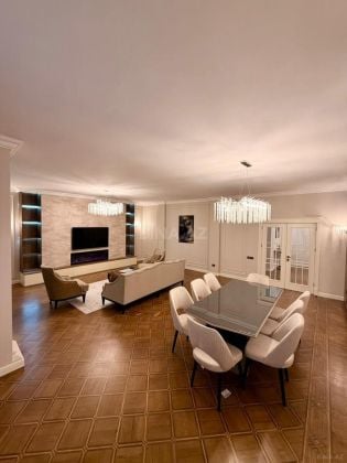 A spacious 4-room apartment with a total area of 235 m² is offered ...