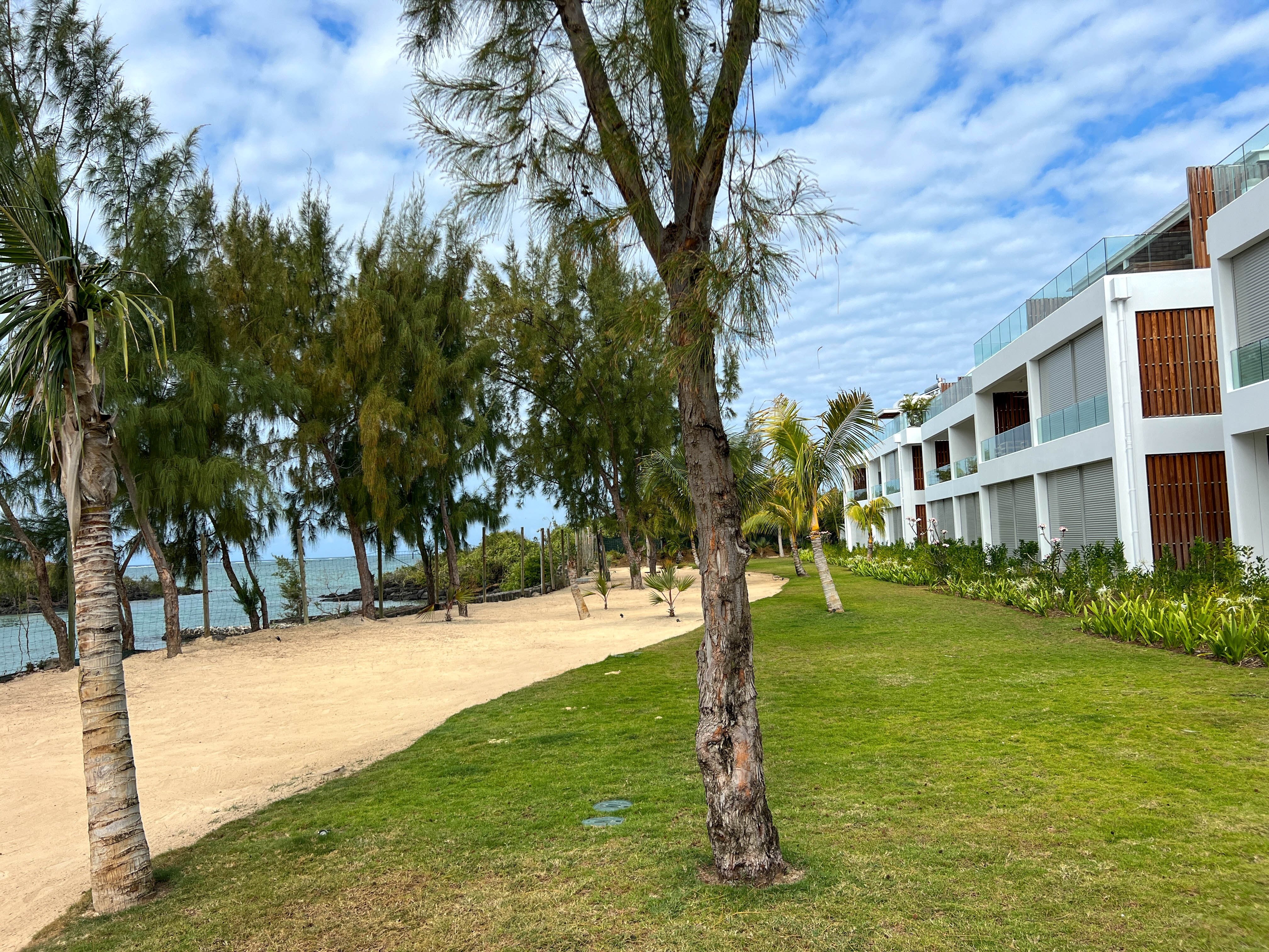 À LOUER | APPARTEMENT PIEDS DANS L’EAU DE 3 CHAMBRES | GRAND-GAUBE | NORD-EST DE L’ÎLE MAURICE
