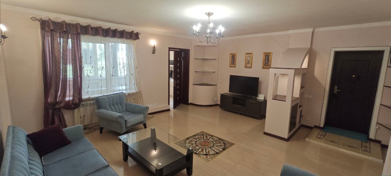 Bright and comfortable 2 bedrooms flat of 85 m2 in central Tshkent at Darkhan area.