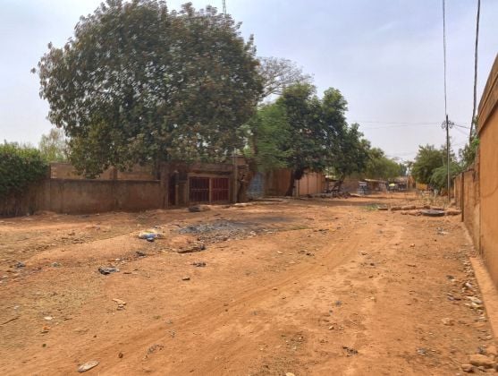 TERRAIN STRATEGIQUE DE 422M² CLOTURE AVEC BATI A YAGMA EN VENTE