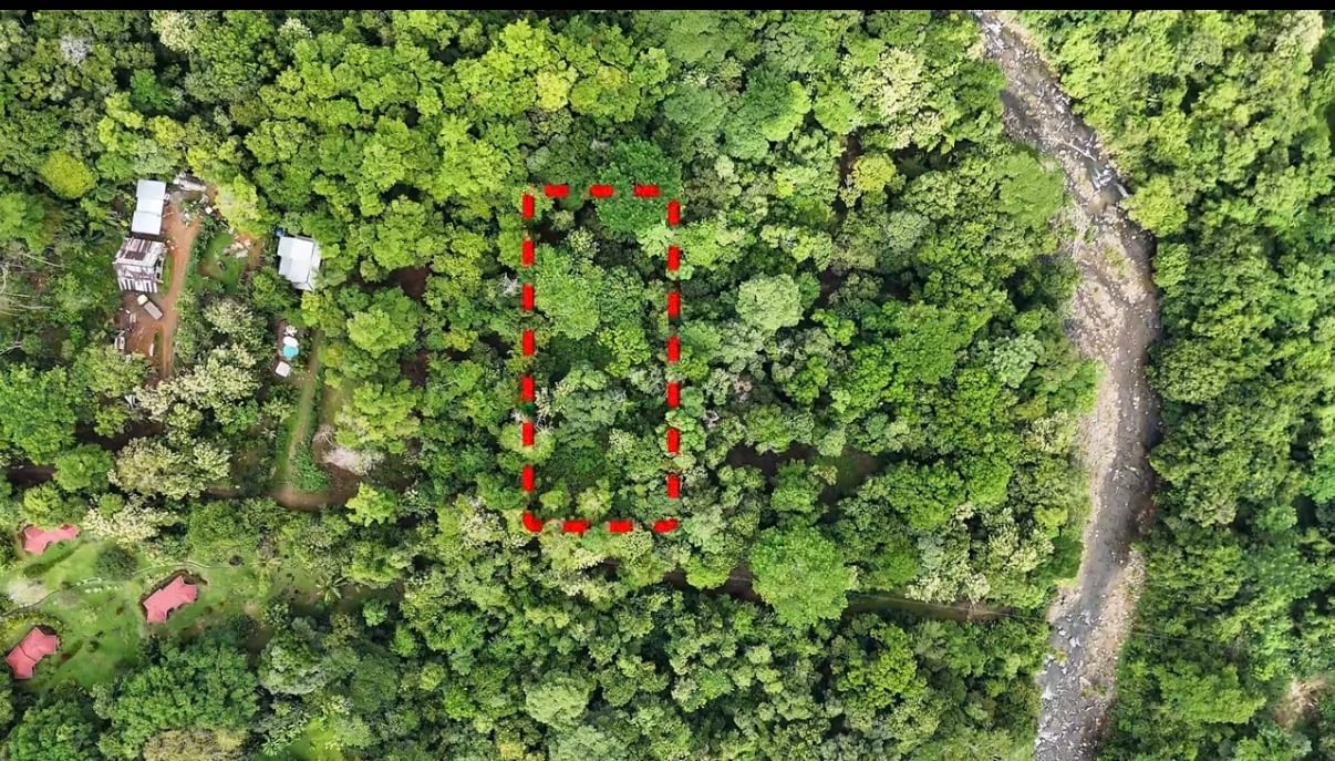 TERRENO EN UVITA CERCA DE LA PLAYA Y JUNTO AL RIO