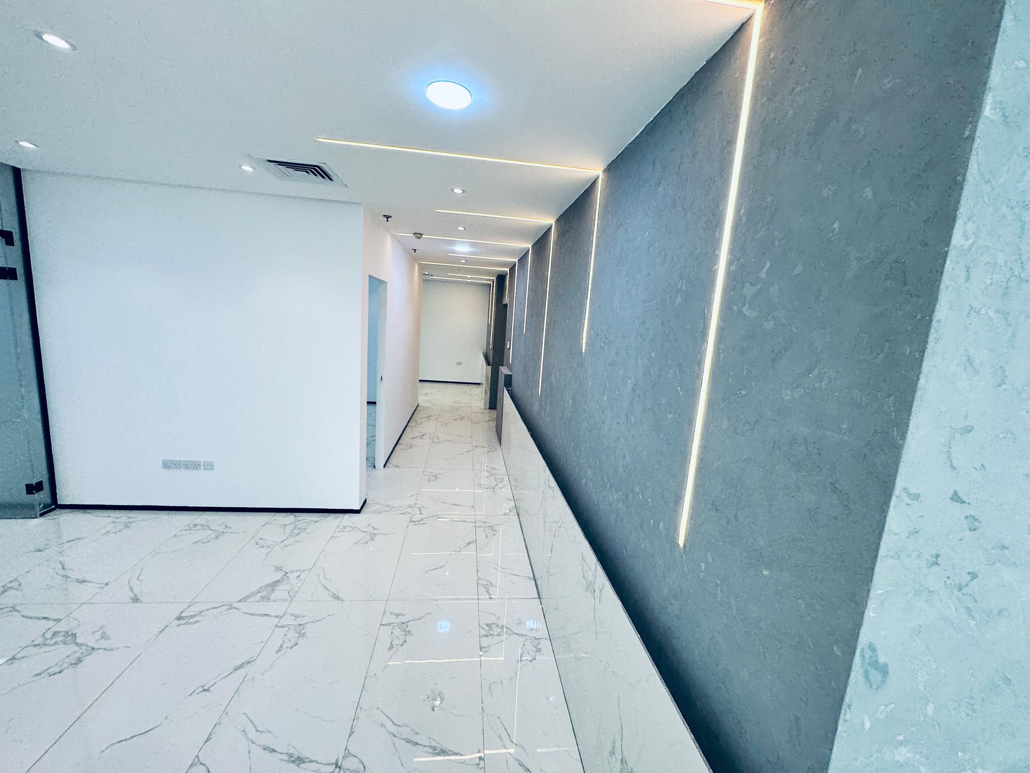 Luxury office for rent in Al Sharq area - Kuwait City Area: 180 sq m, full floor