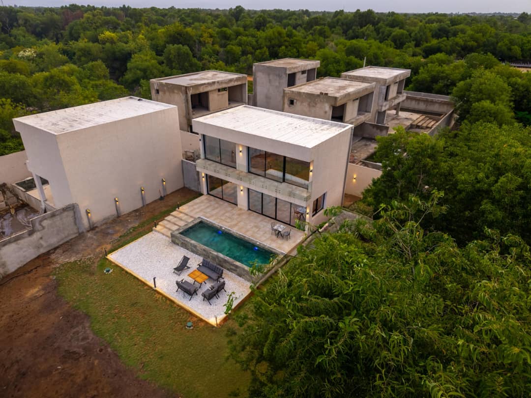 A VENDRE - 6 VILLAS AVEC PISCINE A ASSINIE