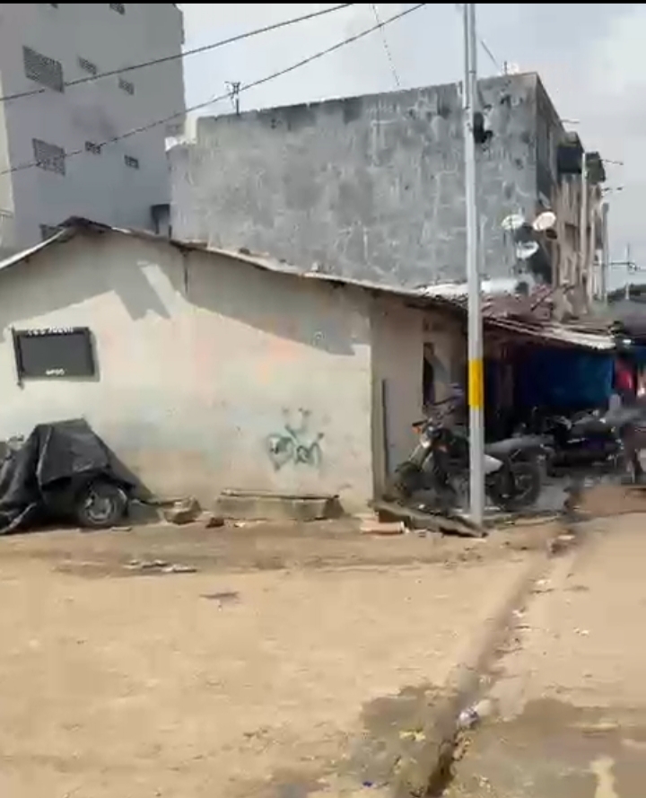 Terreno en esquina en Treichville, 400 m², en venta 