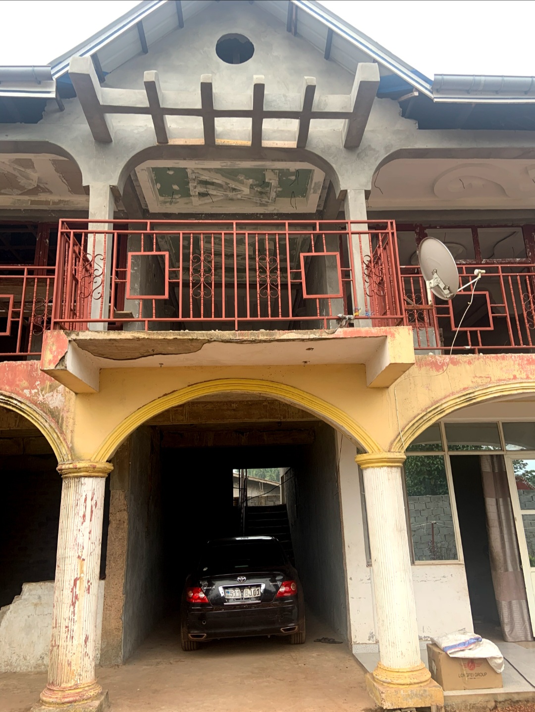 AU CENTRE-VILLE DE MBANDAKA : PARCELLE 1 400 m² + R+1 — PRIX 260 000 $ À DISCUTER | REVENUS LOCATIFS POTENTIELS : 1 200 $/MOIS
