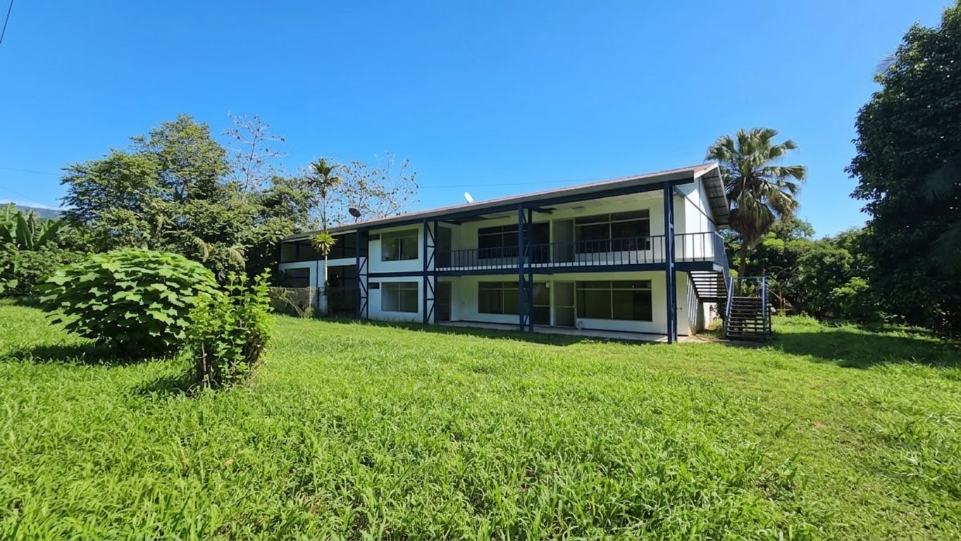 HIGHLY VISIBLE BUILDING IN CORONADO DE OSA