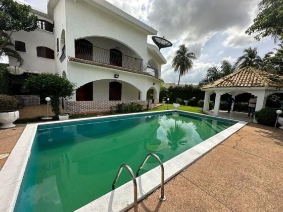 TRIPLEX DIX PIÈCES AU VALLON AVEC JARDIN ET PISCINE 