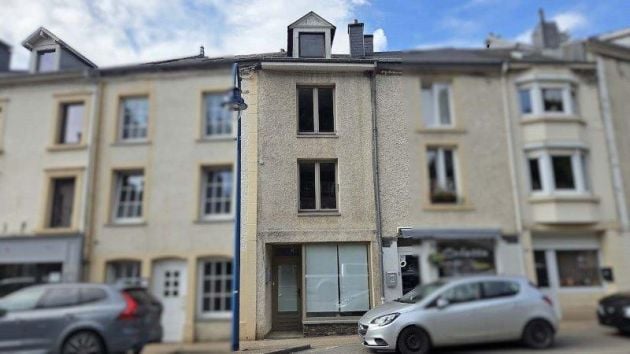 BOUILLON : maison de commerce (+-120m²) avec véranda, terrasse.