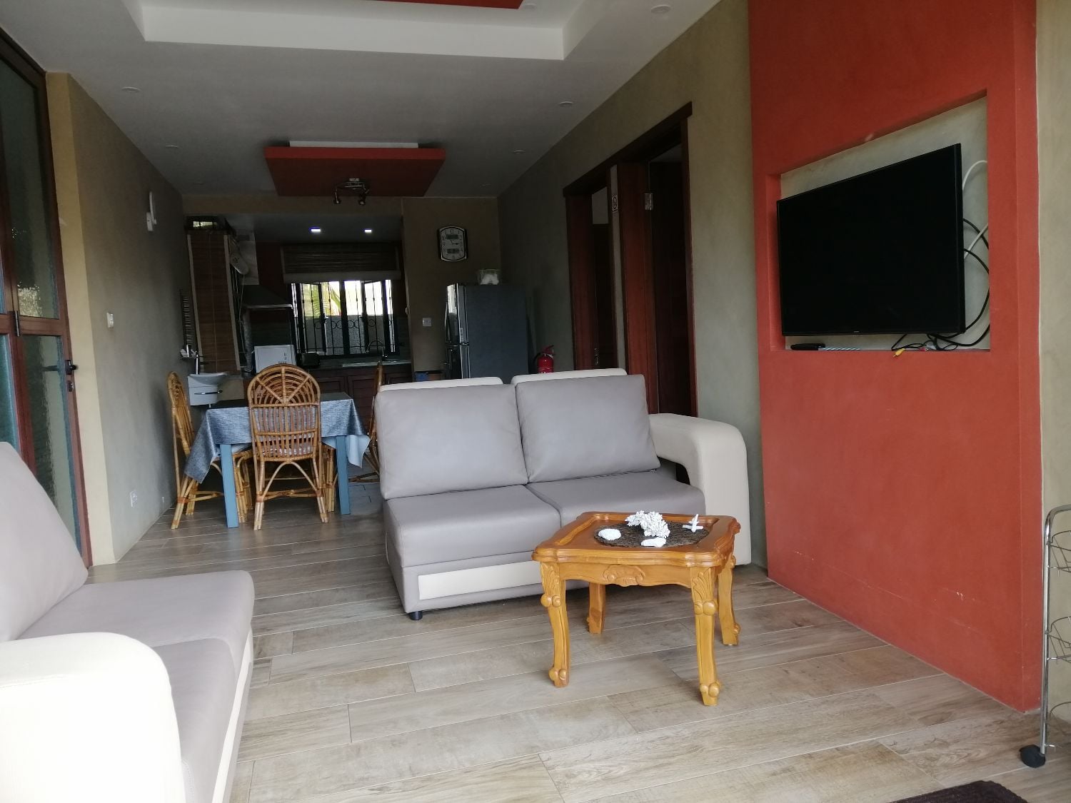 BEL APPARTEMENT EN PREMIER ETAGE À LOUER À POINTE AUX BICHES