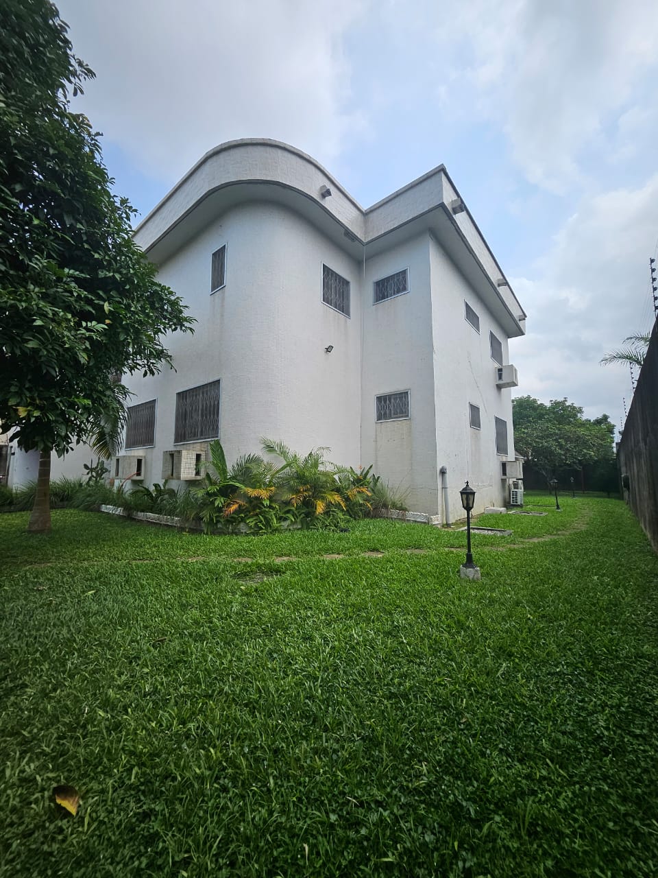 Location Situé a la 7 ième tranches sur 1000 m2 avec un très grand jardin une villa de 10 pièces avec 6 chambres autonomesidéale pour une ambassade ou des bureaux