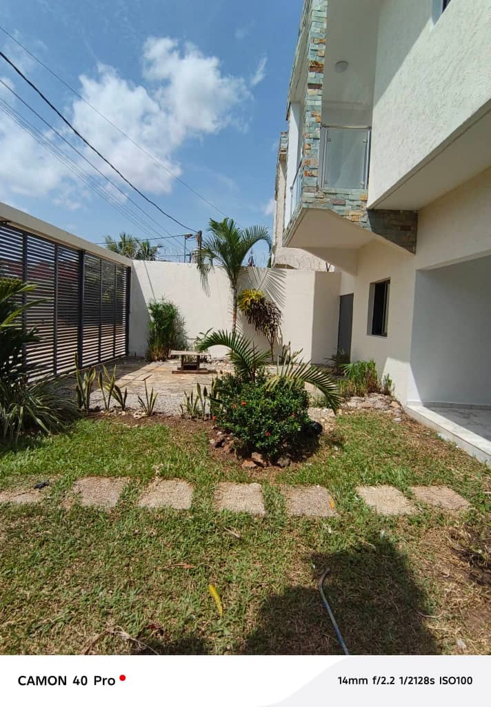 Une magnifique villa de 5 chambres avec piscine à faya cité benet