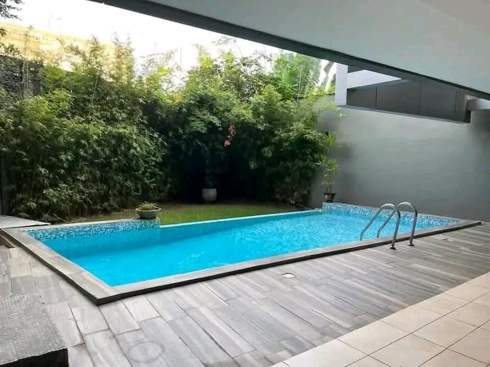 Alquiler de una hermosa villa tríplex de 8 habitaciones en Cocody Riviera Attoban, distrito 30.