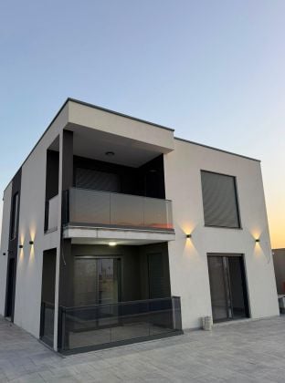 VILLA DE NUEVA CONSTRUCCIÓN CON PISCINA