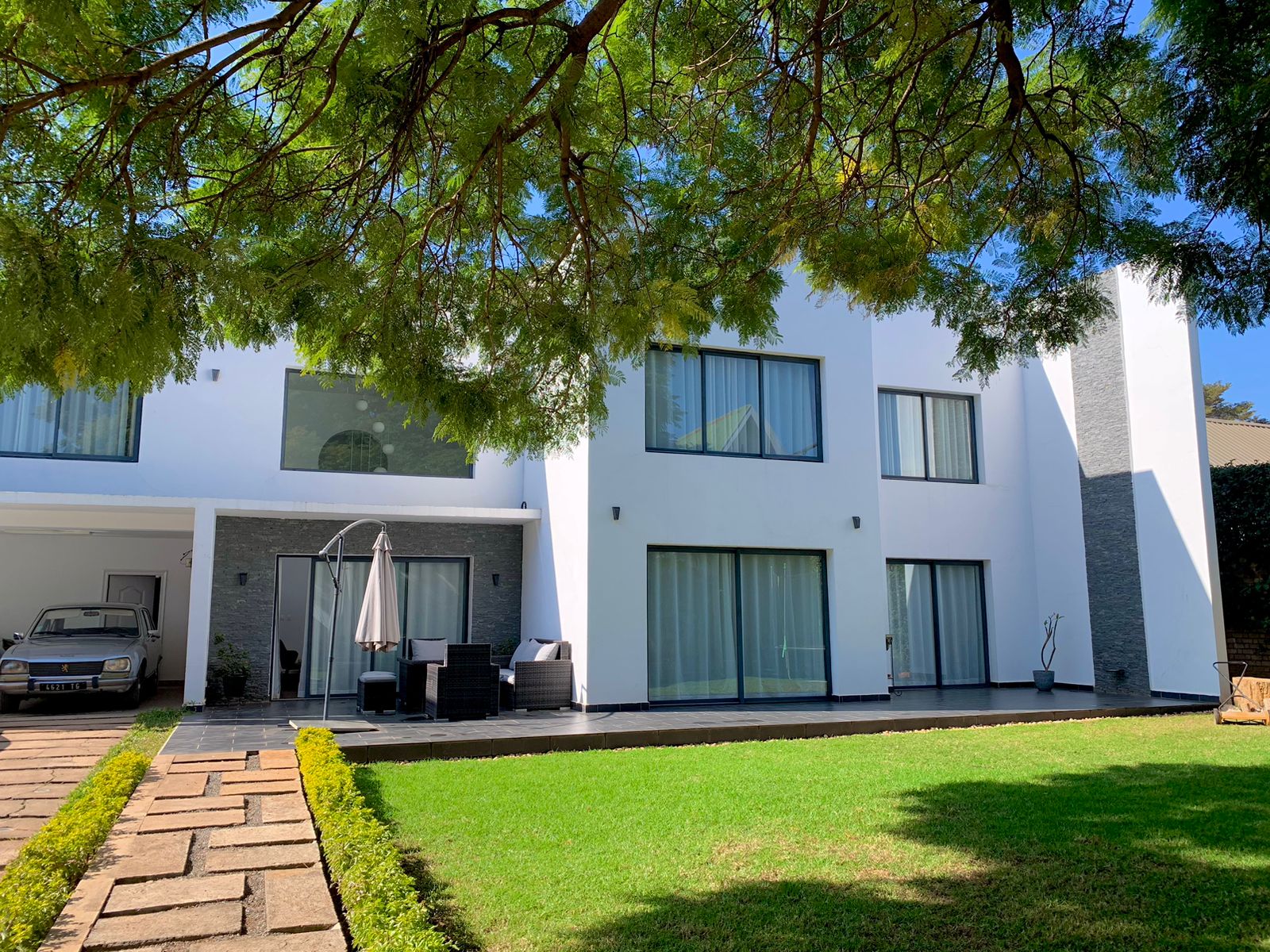 AMBATOBE LARGE MODERN 6-ROOM VILLA (FURNISHED) WITH MEDIUM-SIZED GARDEN, STEPS FROM THE FRENCH SCHOOL – RE
