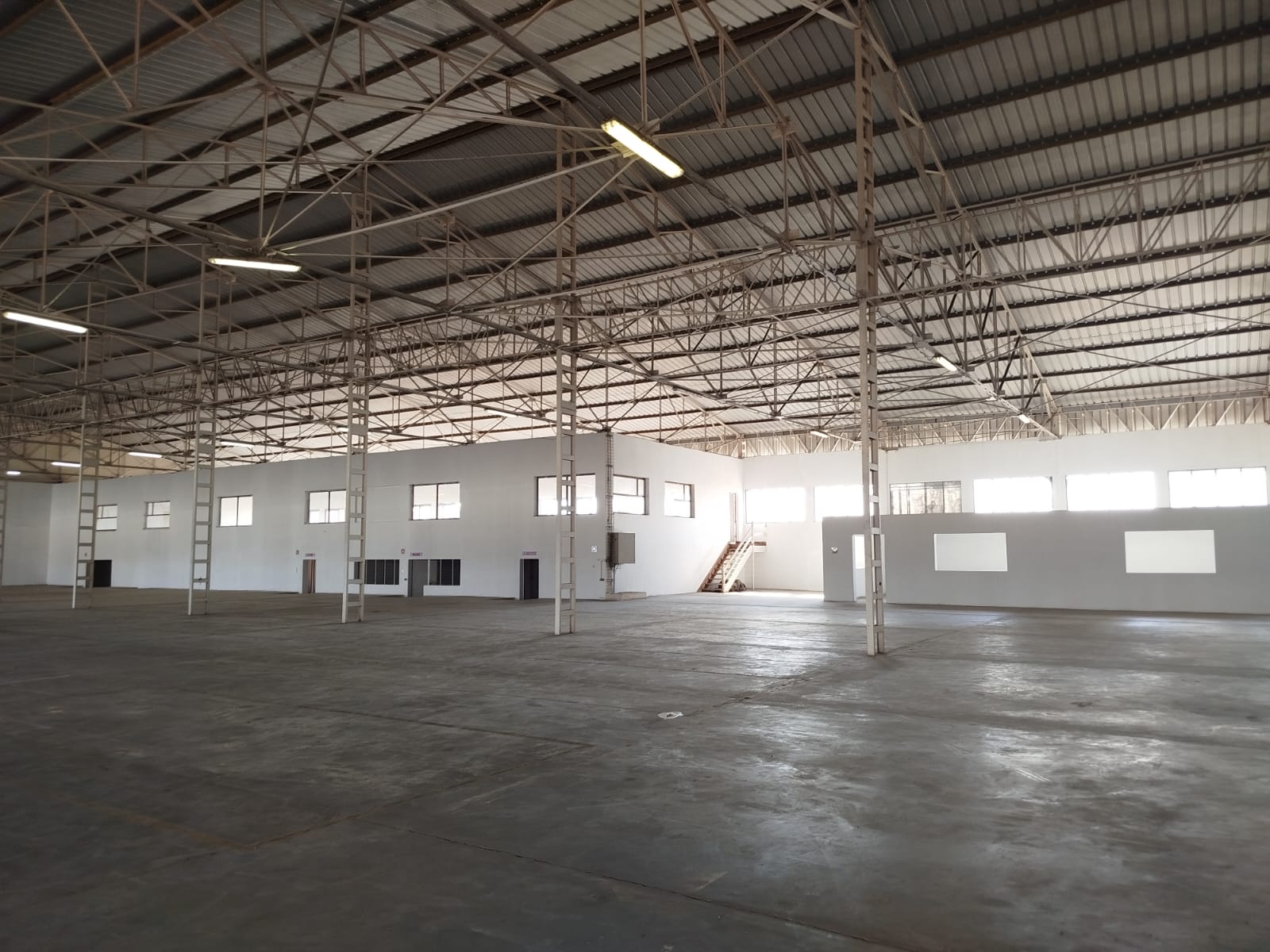 TANJOMBATO – LARGE WAREHOUSE 4072M² WITH LARGE PARKING AND SEMI-TRAILER TRUCK ACCESS ON A 1HA ROADSIDE PLOT – R
