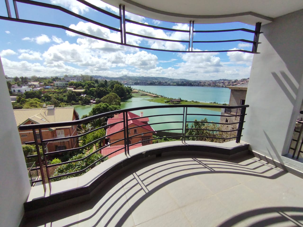 FOR SALE – IVANDRY LARGE, FULLY MODERN 2-BEDROOM APARTMENT WITH BEAUTIFUL VIEWS OF LAKE MASAY - SWIMMING POOL - GYM - GENERATOR IN A RESIDENCE ON THE SHORES OF LAKE MASAY 