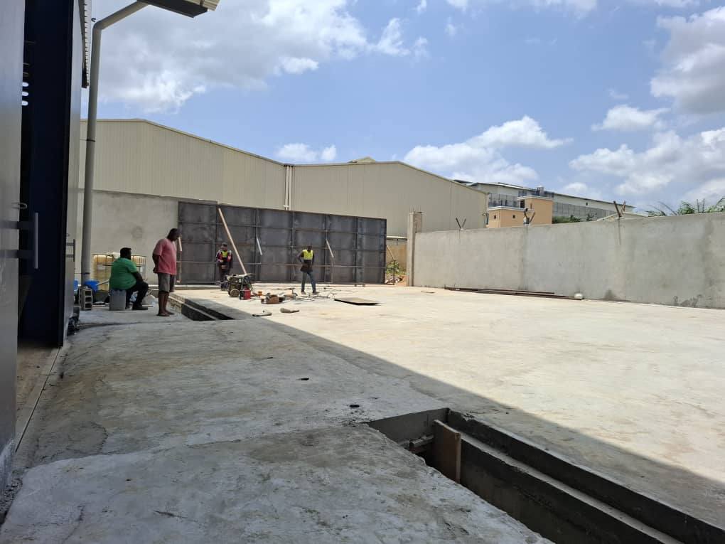 l'autoroute (YOPOUGON) D'ATTINGUIÉ PK 26 location entrepôt 2900m2