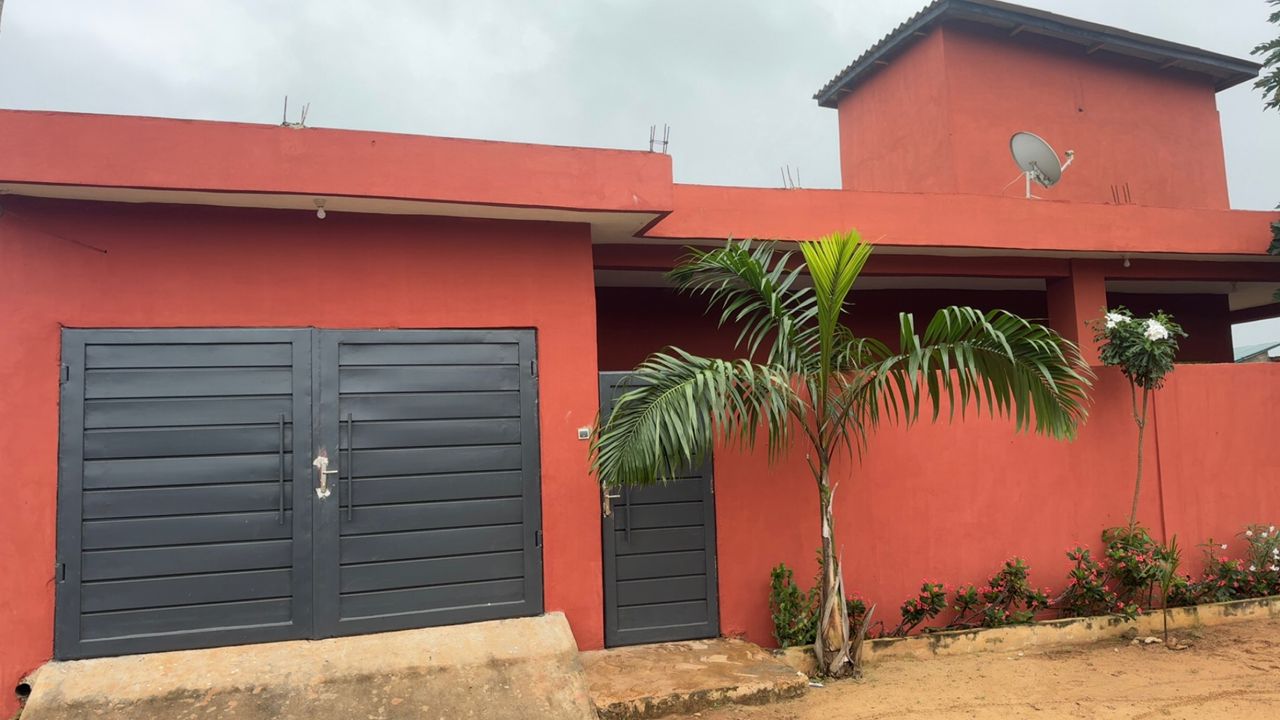 A 3-bedroom residence is available for rent.
